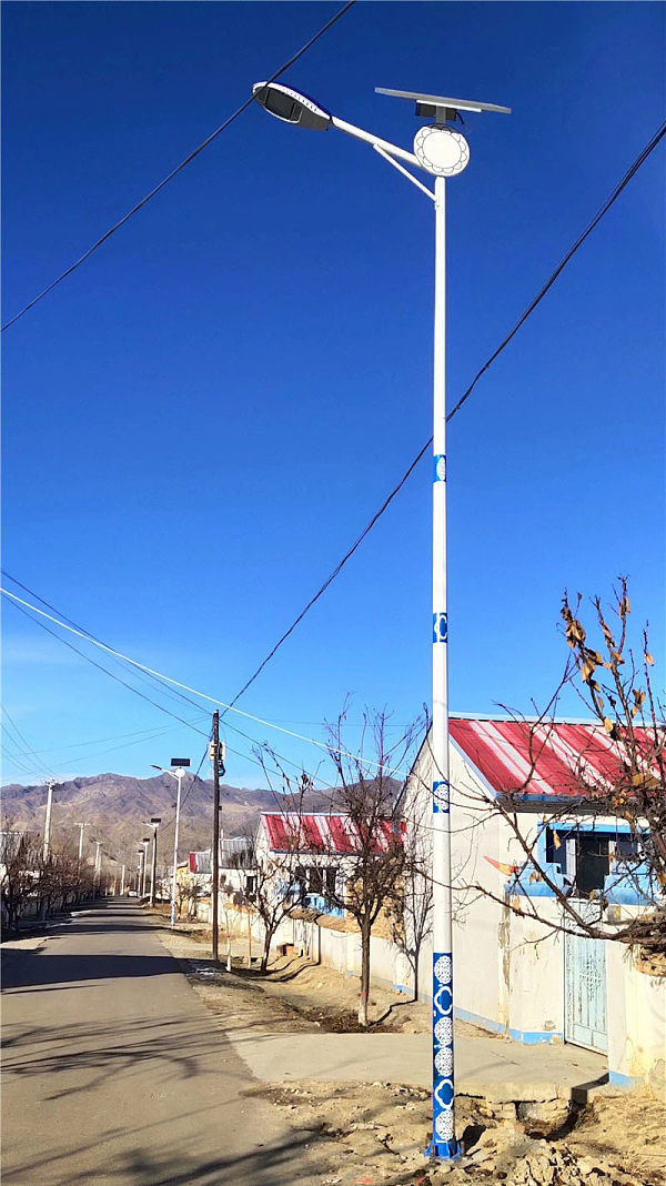 8米特色民族风太阳能路灯
